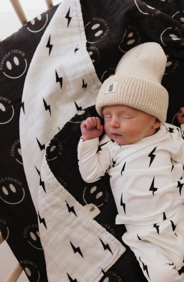 FF Smile Black & White Bolt | Reversible Muslin Quilt